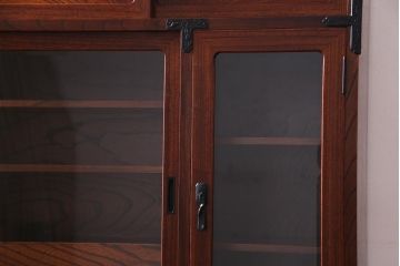 中古　伝統民芸　岩谷堂箪笥　菊幸　絶版品　61間茶棚　欅の杢目と金具が迫力のある茶棚(食器棚、収納棚)(定価約110万円)