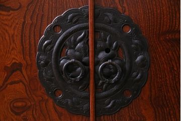 中古　伝統民芸　岩谷堂箪笥　菊幸　絶版品　61間茶棚　欅の杢目と金具が迫力のある茶棚(食器棚、収納棚)(定価約110万円)