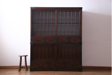 中古美品　国産　高級民芸家具　欅材・桐材　威厳のある雰囲気が魅力的な食器棚(収納棚、戸棚)