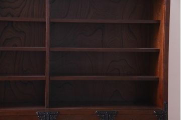 中古美品　国産　高級民芸家具　欅材・桐材　威厳のある雰囲気が魅力的な食器棚(収納棚、戸棚)