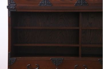 中古美品　国産　高級民芸家具　欅材・桐材　威厳のある雰囲気が魅力的な食器棚(収納棚、戸棚)