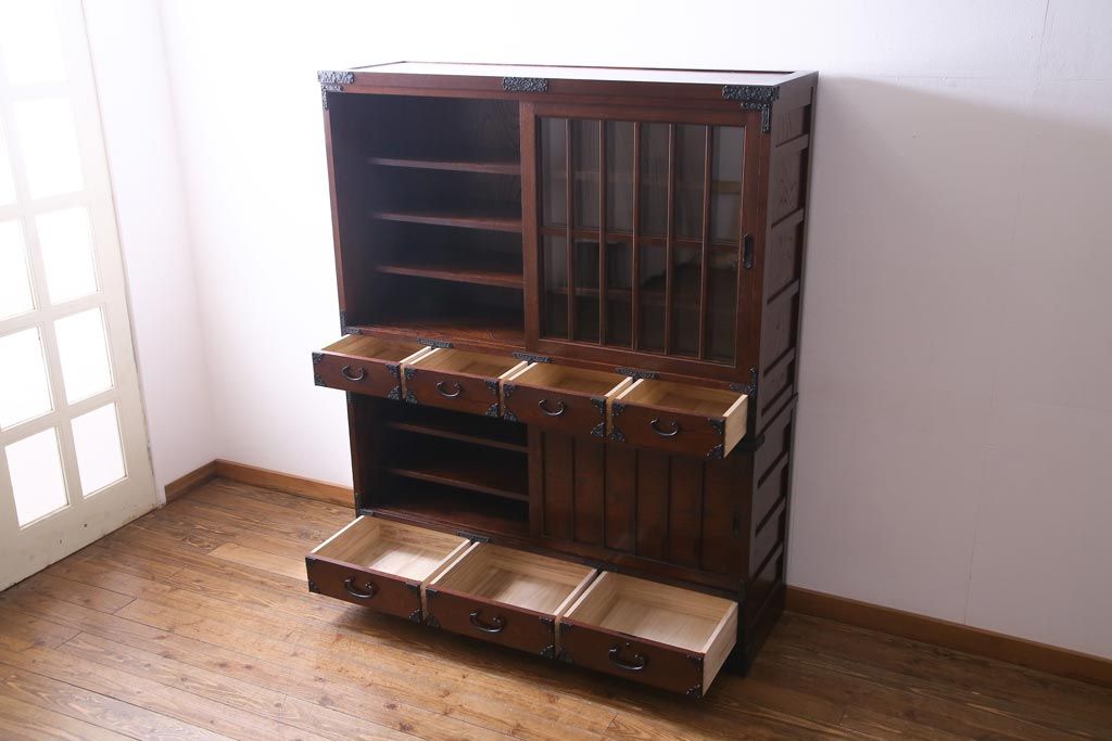 中古美品　国産　高級民芸家具　欅材・桐材　威厳のある雰囲気が魅力的な食器棚(収納棚、戸棚)