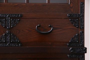 中古美品　国産　高級民芸家具　欅材・桐材　威厳のある雰囲気が魅力的な食器棚(収納棚、戸棚)