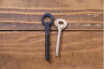 中古美品　国産　高級民芸家具　欅材・桐材　威厳のある雰囲気が魅力的な食器棚(収納棚、戸棚)