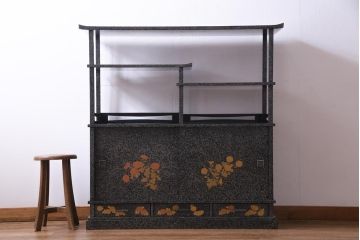 アンティーク家具　最高級品!　漆塗り　煌びやかな意匠が目を引く総散螺鈿蒔絵飾り棚　(R-034689)