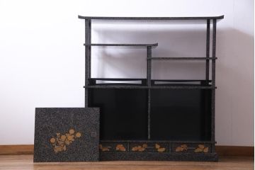 アンティーク家具　最高級品!　漆塗り　煌びやかな意匠が目を引く総散螺鈿蒔絵飾り棚　(R-034689)