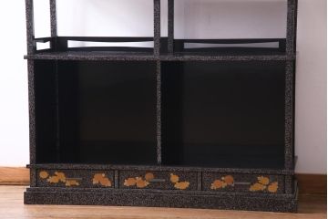 アンティーク家具　最高級品!　漆塗り　煌びやかな意匠が目を引く総散螺鈿蒔絵飾り棚　(R-034689)