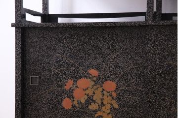 アンティーク家具　最高級品!　漆塗り　煌びやかな意匠が目を引く総散螺鈿蒔絵飾り棚　(R-034689)
