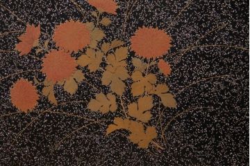 アンティーク家具　最高級品!　漆塗り　煌びやかな意匠が目を引く総散螺鈿蒔絵飾り棚　(R-034689)