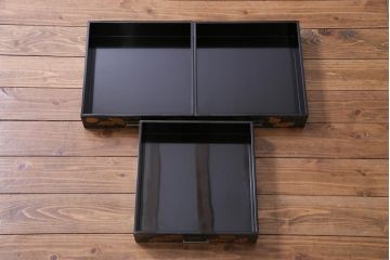アンティーク家具　最高級品!　漆塗り　煌びやかな意匠が目を引く総散螺鈿蒔絵飾り棚(茶棚、戸棚)(R-034689)