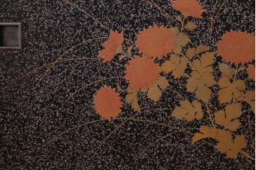 アンティーク家具　最高級品!　漆塗り　煌びやかな意匠が目を引く総散螺鈿蒔絵飾り棚(茶棚、戸棚)(R-034689)