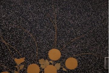 アンティーク家具　最高級品!　漆塗り　煌びやかな意匠が目を引く総散螺鈿蒔絵飾り棚(茶棚、戸棚)(R-034689)