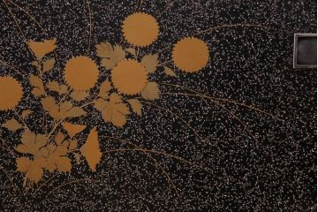 アンティーク家具　最高級品!　漆塗り　煌びやかな意匠が目を引く総散螺鈿蒔絵飾り棚(茶棚、戸棚)(R-034689)