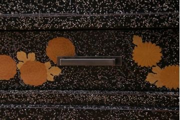 アンティーク家具　最高級品!　漆塗り　煌びやかな意匠が目を引く総散螺鈿蒔絵飾り棚(茶棚、戸棚)(R-034689)