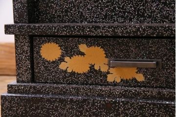 アンティーク家具　最高級品!　漆塗り　煌びやかな意匠が目を引く総散螺鈿蒔絵飾り棚(茶棚、戸棚)(R-034689)