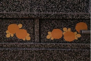 アンティーク家具　最高級品!　漆塗り　煌びやかな意匠が目を引く総散螺鈿蒔絵飾り棚(茶棚、戸棚)(R-034689)