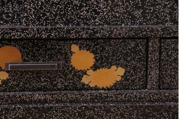 アンティーク家具　最高級品!　漆塗り　煌びやかな意匠が目を引く総散螺鈿蒔絵飾り棚(茶棚、戸棚)(R-034689)