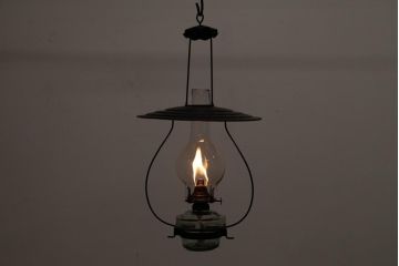 アンティーク雑貨　昭和レトロ　くすんだ風合いが味わい深いオイルランプ(吊りランプ、5分芯)