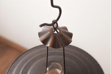 アンティーク雑貨　昭和レトロ　くすんだ風合いが味わい深いオイルランプ(吊りランプ、5分芯)