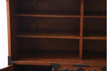 中古　伝統民芸　岩谷堂箪笥　菊幸　絶版品　威厳のある佇まいが目を引く茶棚(食器棚、収納棚)(定価約75万円)