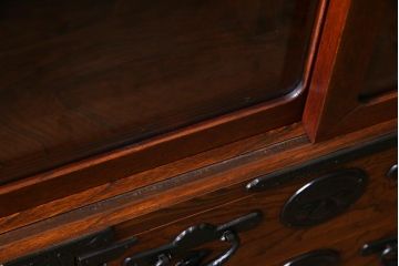中古　伝統民芸　岩谷堂箪笥　菊幸　絶版品　威厳のある佇まいが目を引く茶棚(食器棚、収納棚)(定価約75万円)