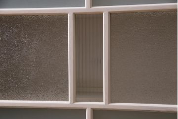 ペイント家具　ダイヤ・モール・すりガラス　シャビーな雰囲気がお洒落なサイドボード(収納棚)