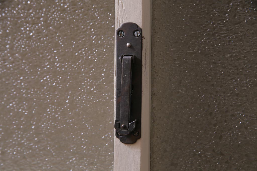 ペイント家具　ダイヤ・モール・すりガラス　シャビーな雰囲気がお洒落なサイドボード(収納棚)