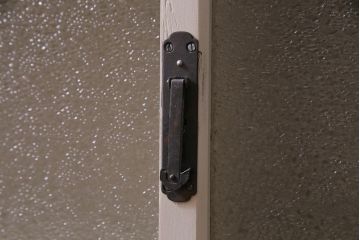 ペイント家具　ダイヤ・モール・すりガラス　シャビーな雰囲気がお洒落なサイドボード(収納棚)