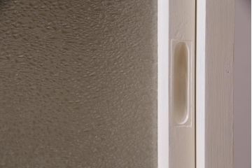 ペイント家具　ダイヤ・モール・すりガラス　シャビーな雰囲気がお洒落なサイドボード(収納棚)