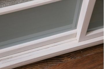 ペイント家具　ダイヤ・モール・すりガラス　シャビーな雰囲気がお洒落なサイドボード(収納棚)