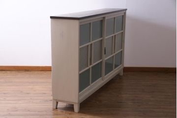 ペイント家具　ダイヤ・モール・すりガラス　シャビーな雰囲気がお洒落なサイドボード(収納棚)