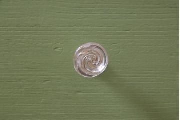 ペイント家具　リメイク　ガラスの取っ手が可愛らしいローチェスト(引き出し、リビングボード、テレビボード)