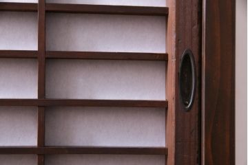ラフジュ工房オリジナル　古建具リメイク　障子戸が和の雰囲気盛り上げる小振りな壁掛け戸棚(ウォールシェルフ、吊り戸棚)(1)