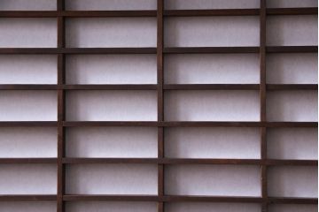 ラフジュ工房オリジナル　古建具リメイク　障子戸が和の雰囲気盛り上げる小振りな壁掛け戸棚(ウォールシェルフ、吊り戸棚)(1)