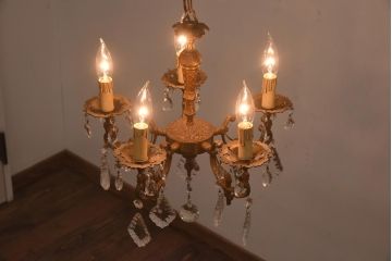 フランスビンテージ　青銅製　ゴージャスで凝ったデザインのガラスドロップシャンデリア(5灯、天井照明)