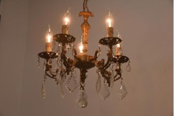 フランスビンテージ　青銅製　ゴージャスで凝ったデザインのガラスドロップシャンデリア(5灯、天井照明)