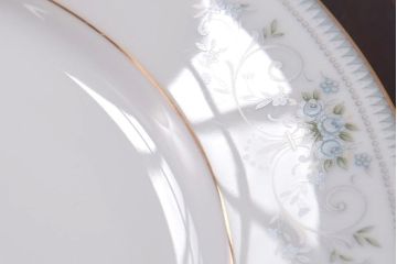 中古　ノリタケ(Noritake)　NOBLE(ノーブル) 2600　金彩　清楚な雰囲気漂う小花柄の小皿5枚セット(プレート、洋食器)