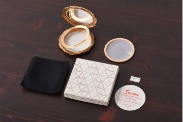 アンティーク雑貨　イギリス　Stratton(ストラットン)　箱・ポーチ付き　クイーンタイプ　ヴィンテージコンパクト(ビンテージ)