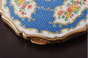 アンティーク雑貨　イギリス　Stratton(ストラットン)　箱・ポーチ付き　クイーンタイプ　ヴィンテージコンパクト(ビンテージ)