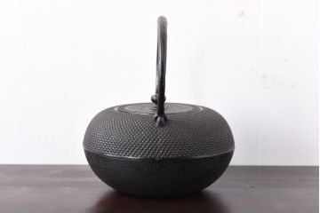 アンティーク雑貨　未使用　箱付き　南部鉄器　アラレ模様　ぽってりとしたシルエットの鉄瓶