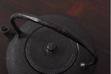 アンティーク雑貨　未使用　箱付き　南部鉄器　アラレ模様　ぽってりとしたシルエットの鉄瓶