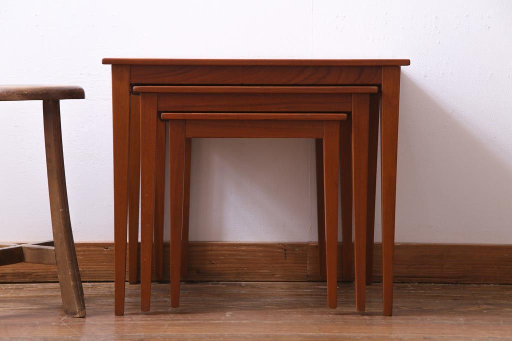 ヴィンテージ家具　北欧ビンテージ　チーク材　すっきりとした脚のネストテーブル(サイドテーブル)