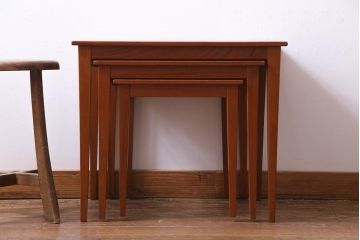 ヴィンテージ家具　北欧ビンテージ　チーク材　すっきりとした脚のネストテーブル(サイドテーブル)