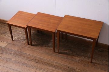 ヴィンテージ家具　北欧ビンテージ　チーク材　すっきりとした脚のネストテーブル(サイドテーブル)