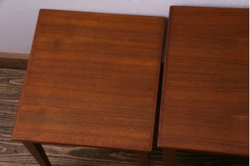 ヴィンテージ家具　北欧ビンテージ　チーク材　すっきりとした脚のネストテーブル(サイドテーブル)