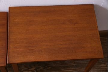 ヴィンテージ家具　北欧ビンテージ　チーク材　すっきりとした脚のネストテーブル(サイドテーブル)