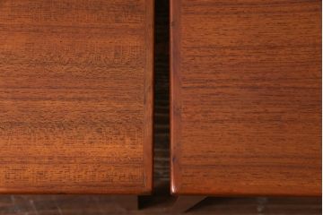 ヴィンテージ家具　北欧ビンテージ　チーク材　すっきりとした脚のネストテーブル(サイドテーブル)