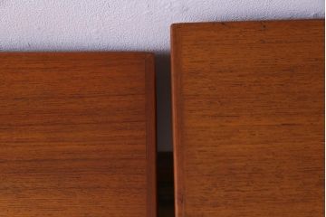 ヴィンテージ家具　北欧ビンテージ　チーク材　すっきりとした脚のネストテーブル(サイドテーブル)