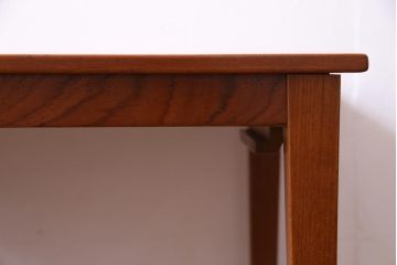 ヴィンテージ家具　北欧ビンテージ　チーク材　すっきりとした脚のネストテーブル(サイドテーブル)