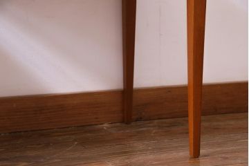 ヴィンテージ家具　北欧ビンテージ　チーク材　すっきりとした脚のネストテーブル(サイドテーブル)